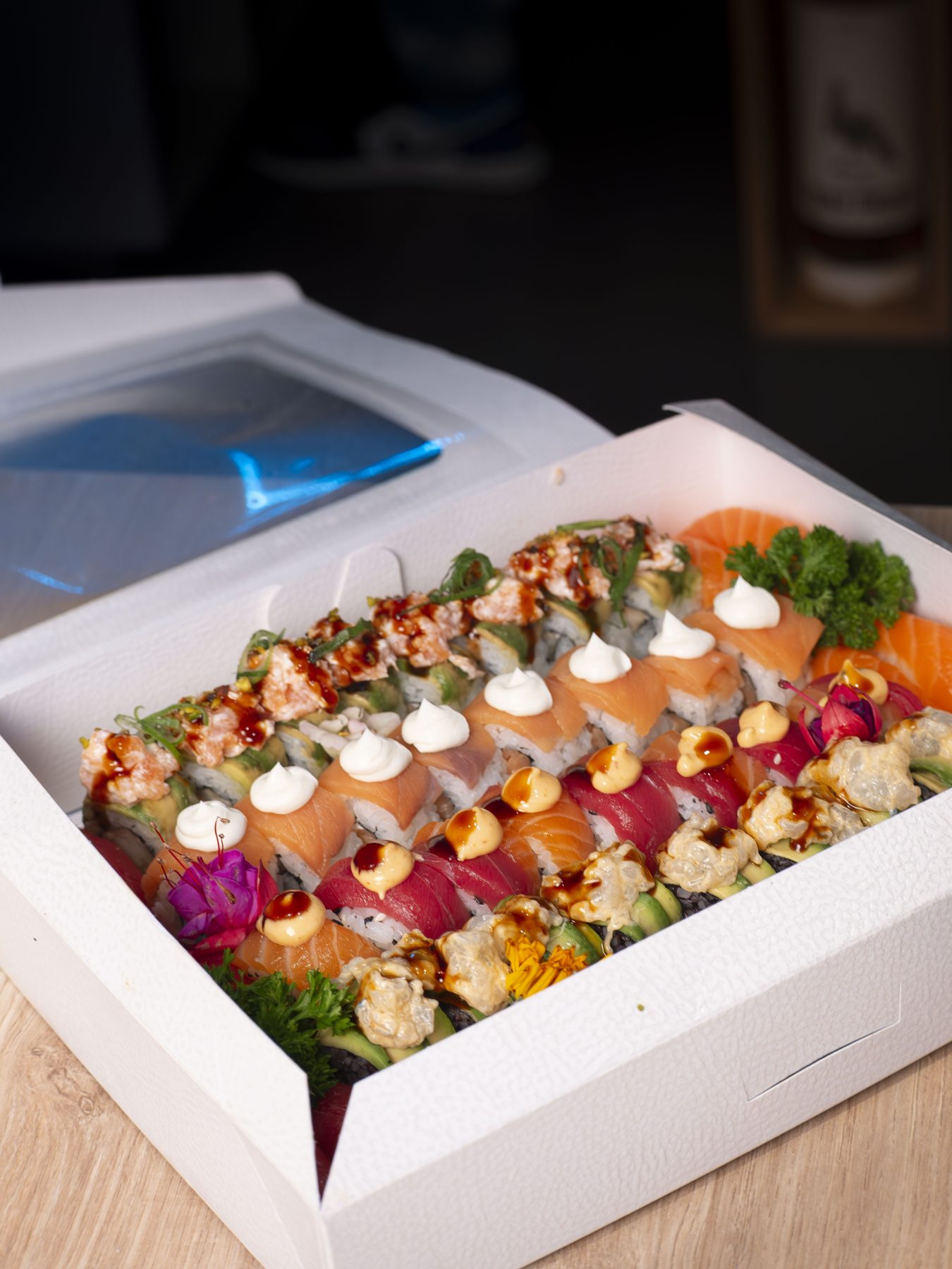 Un vassoio di sushi RAЯE pronto per il ritiro.