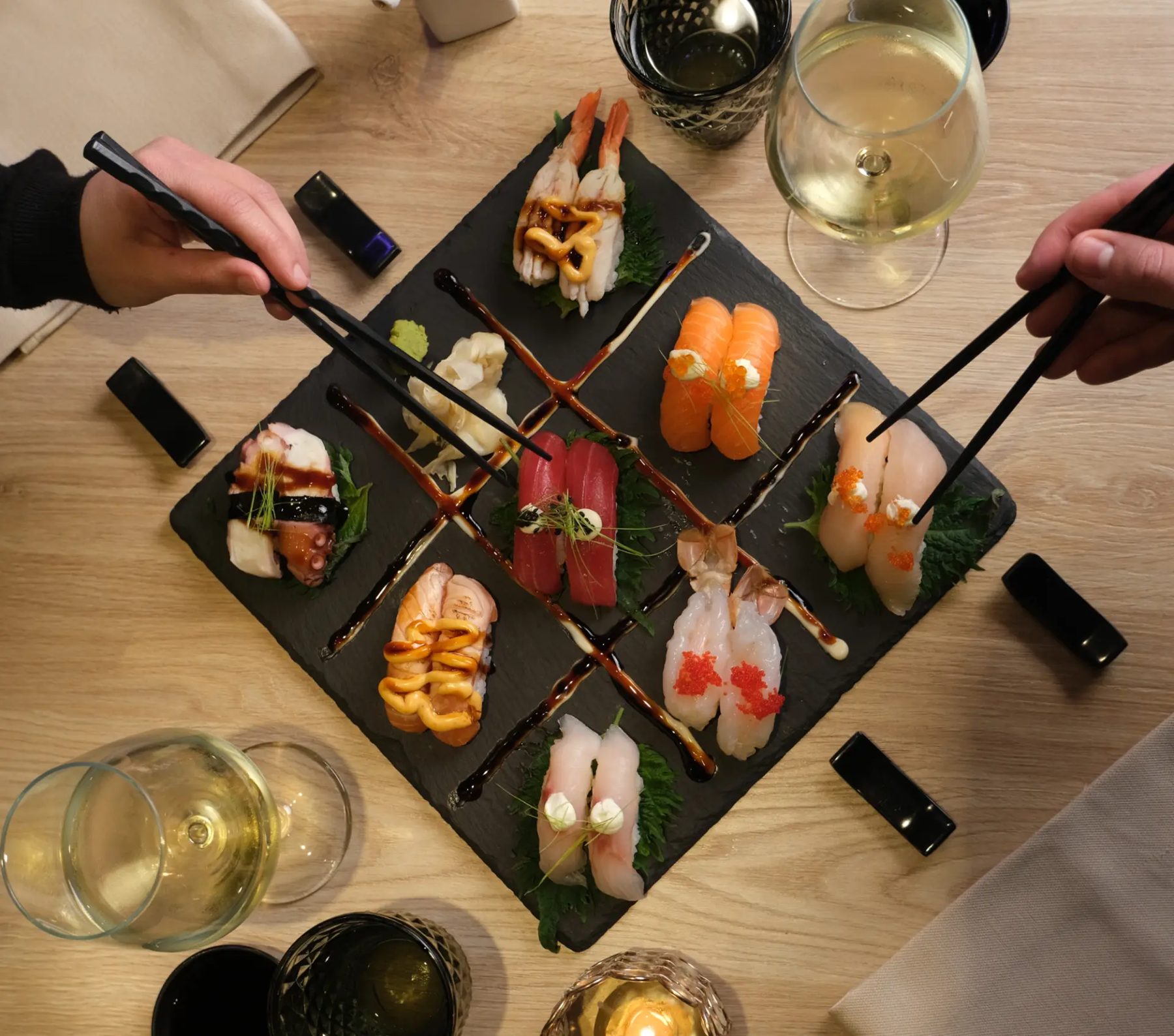 Gli otto nigiri del Nigiri Game allineati sul piatto.