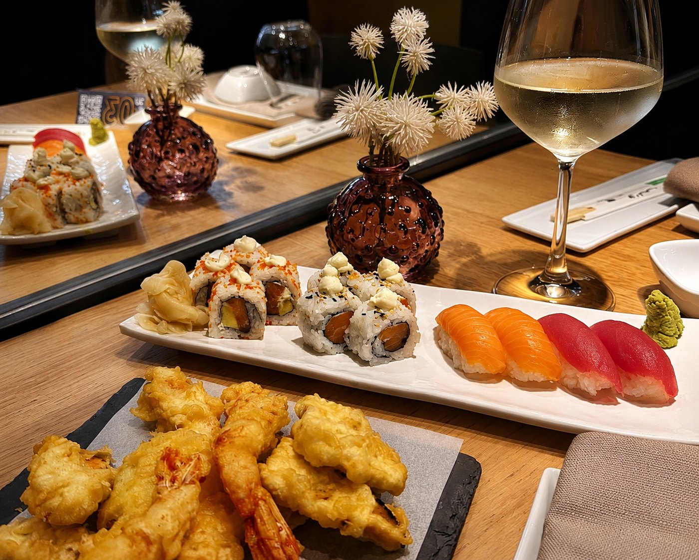 Il tagliere dell'Aperitivo New Deal con un calice di prosecco.