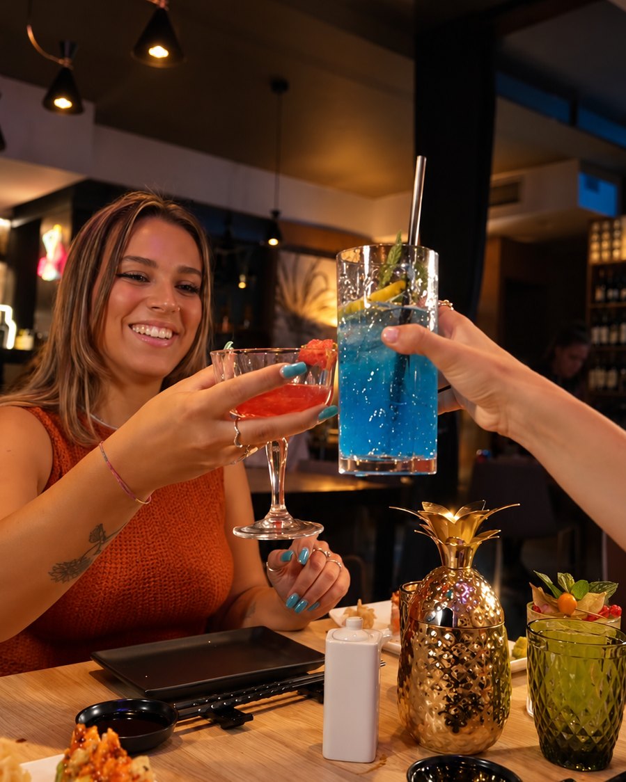 Calici sul bancone di RAЯE durante la Ladies Night del giovedì.